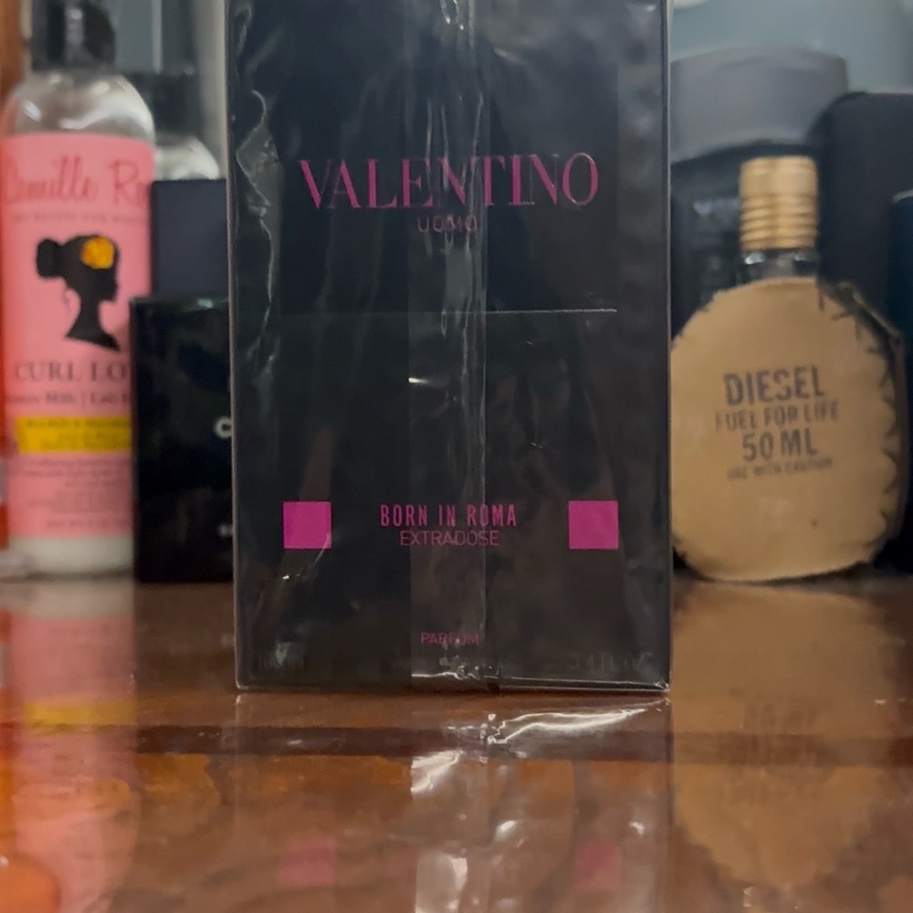 Valentino Uomo Born in Roma Extrados Eau de Parfum - Black and Pink